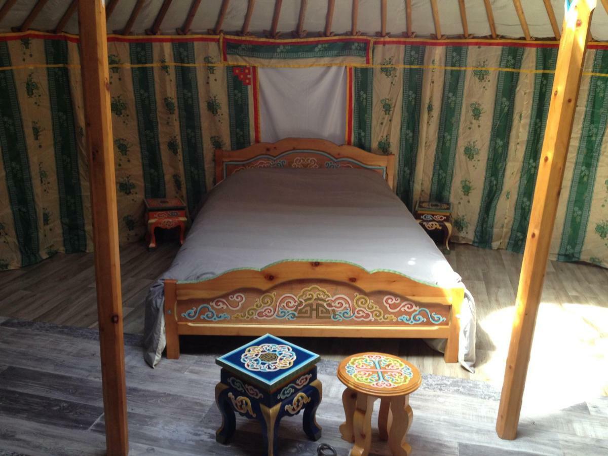 Yourtes mongoles du centre UnisVers Peyrat-le-Château Extérieur photo
